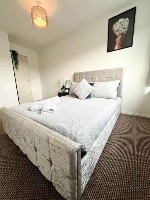 3 Bedroom House With Free Parking Chatham  Kültér fotó