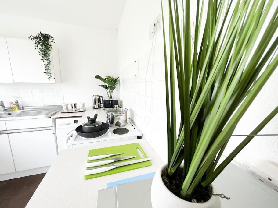 3 Bedroom House With Free Parking Chatham  Kültér fotó