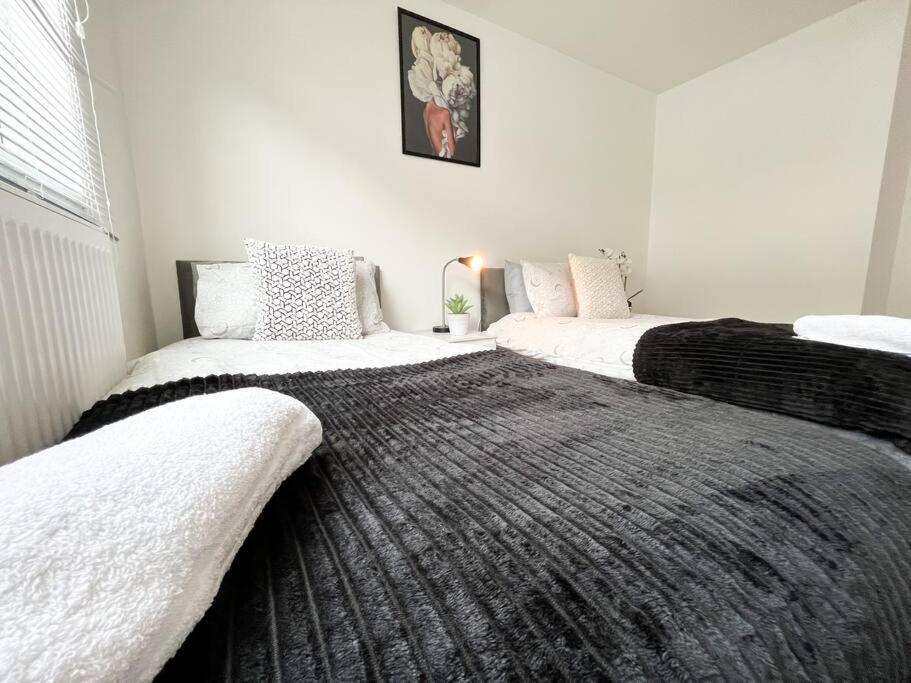 3 Bedroom House With Free Parking Chatham  Kültér fotó